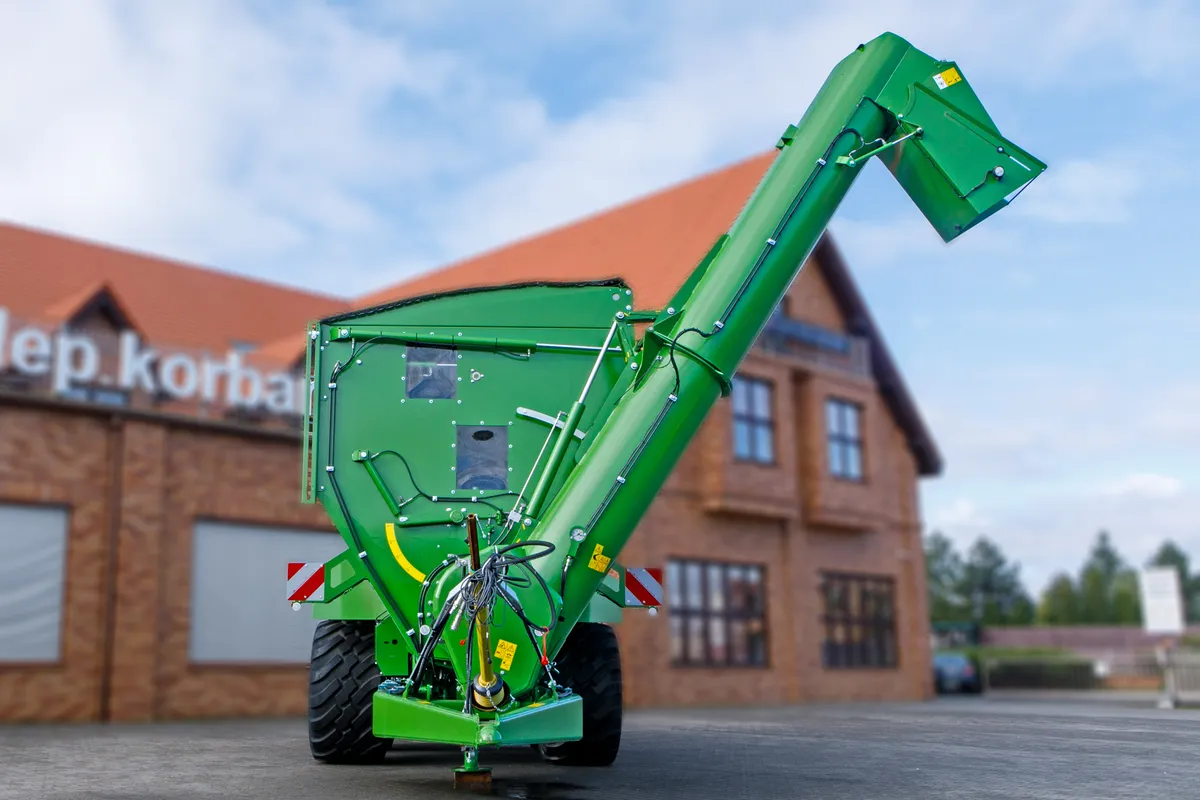 Otwarta rura Przyczepa przeładowcza Bergmann GTW 330 Plac firma Korbanek Przyczepa przeładowcza Bergmann GTW 330 Plac firma Korbanek