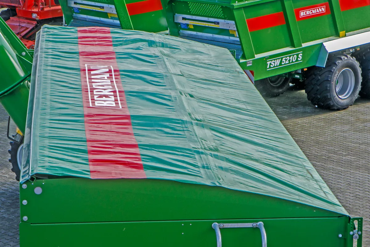 Plandeka Przyczepa przeładowcza Bergmann GTW 330 Plac firma Korbanek Przyczepa przeładowcza Bergmann GTW 330 Plac firma Korbanek