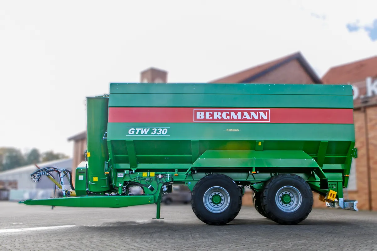 Lewa strona Przyczepa przeładowcza Bergmann GTW 330 Plac firma Korbanek Przyczepa przeładowcza Bergmann GTW 330 Plac firma Korbanek