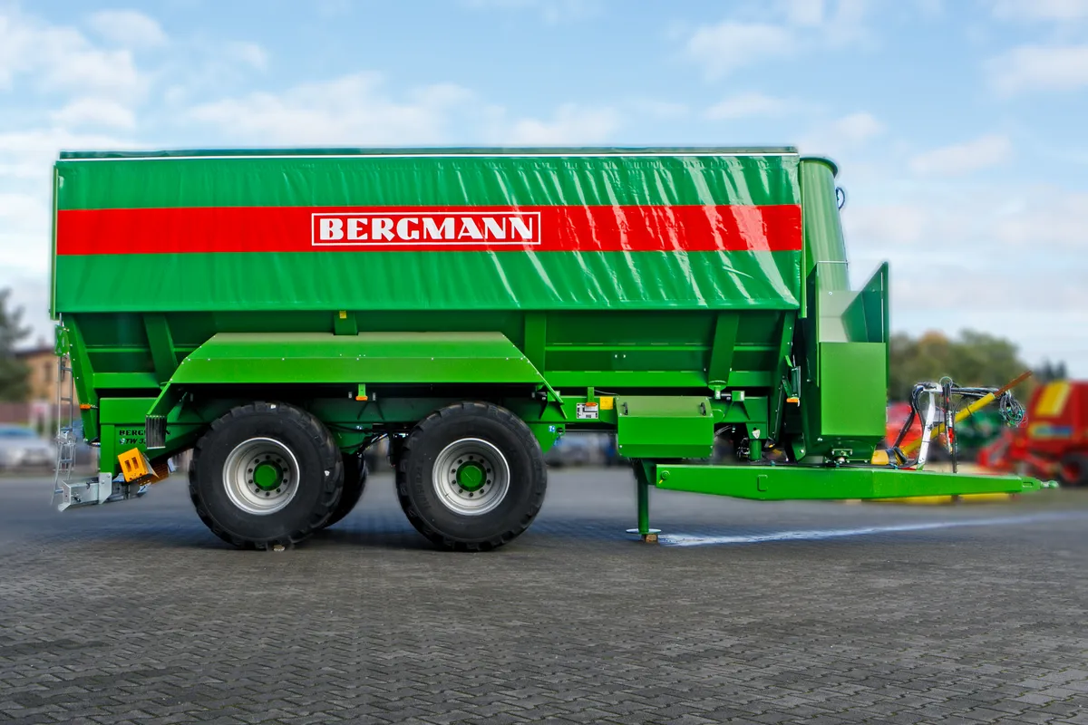 Prawa strona Przyczepa przeładowcza Bergmann GTW 330 Plac firma Korbanek Przyczepa przeładowcza Bergmann GTW 330 Plac firma Korbanek