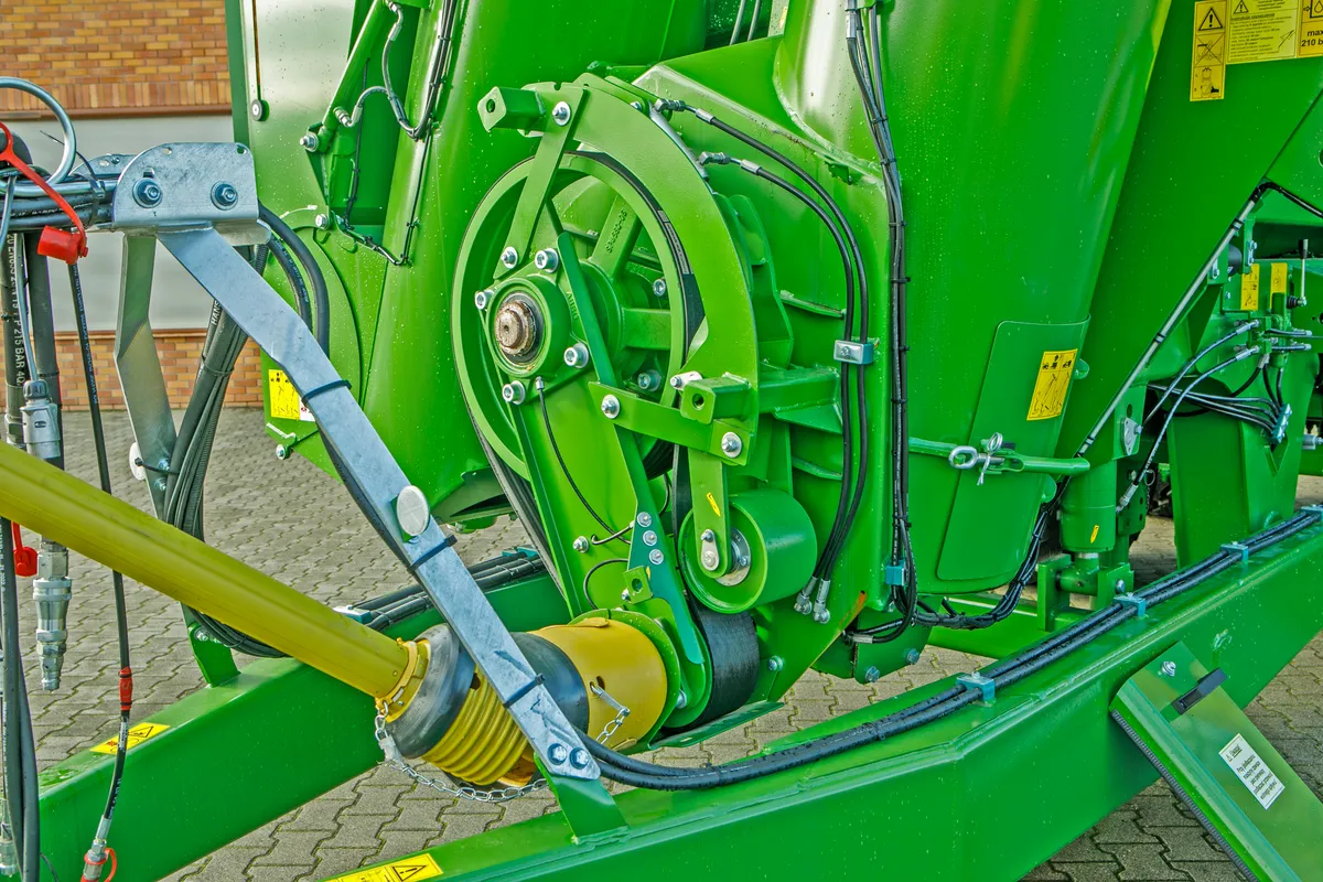 Powerband system Przyczepa przeładowcza Bergmann GTW 330 Plac firma Korbanek Przyczepa przeładowcza Bergmann GTW 330 Plac firma Korbanek