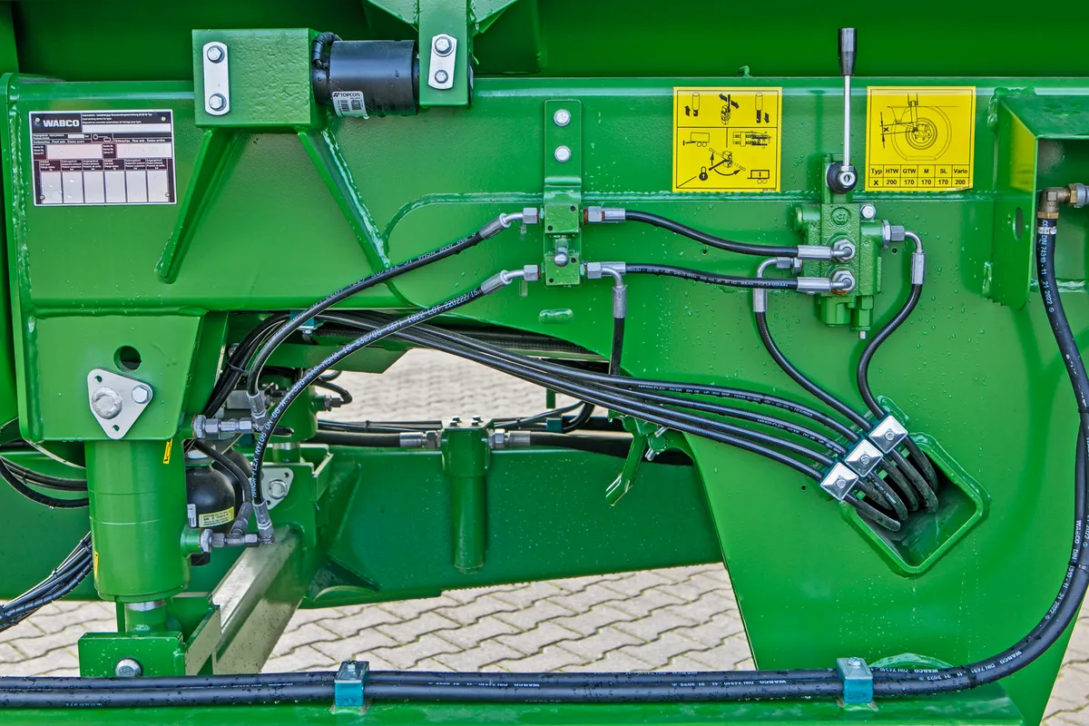 Dźwignia sterowania Przyczepa przeładowcza Bergmann GTW 330 Plac firma Korbanek Przyczepa przeładowcza Bergmann GTW 330 Plac firma Korbanek