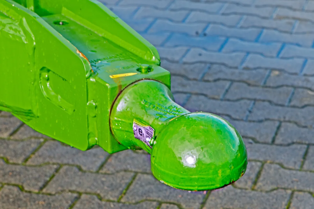 Zaczep kulowy Przyczepa przeładowcza Bergmann GTW 330 Plac firma Korbanek Przyczepa przeładowcza Bergmann GTW 330 Plac firma Korbanek