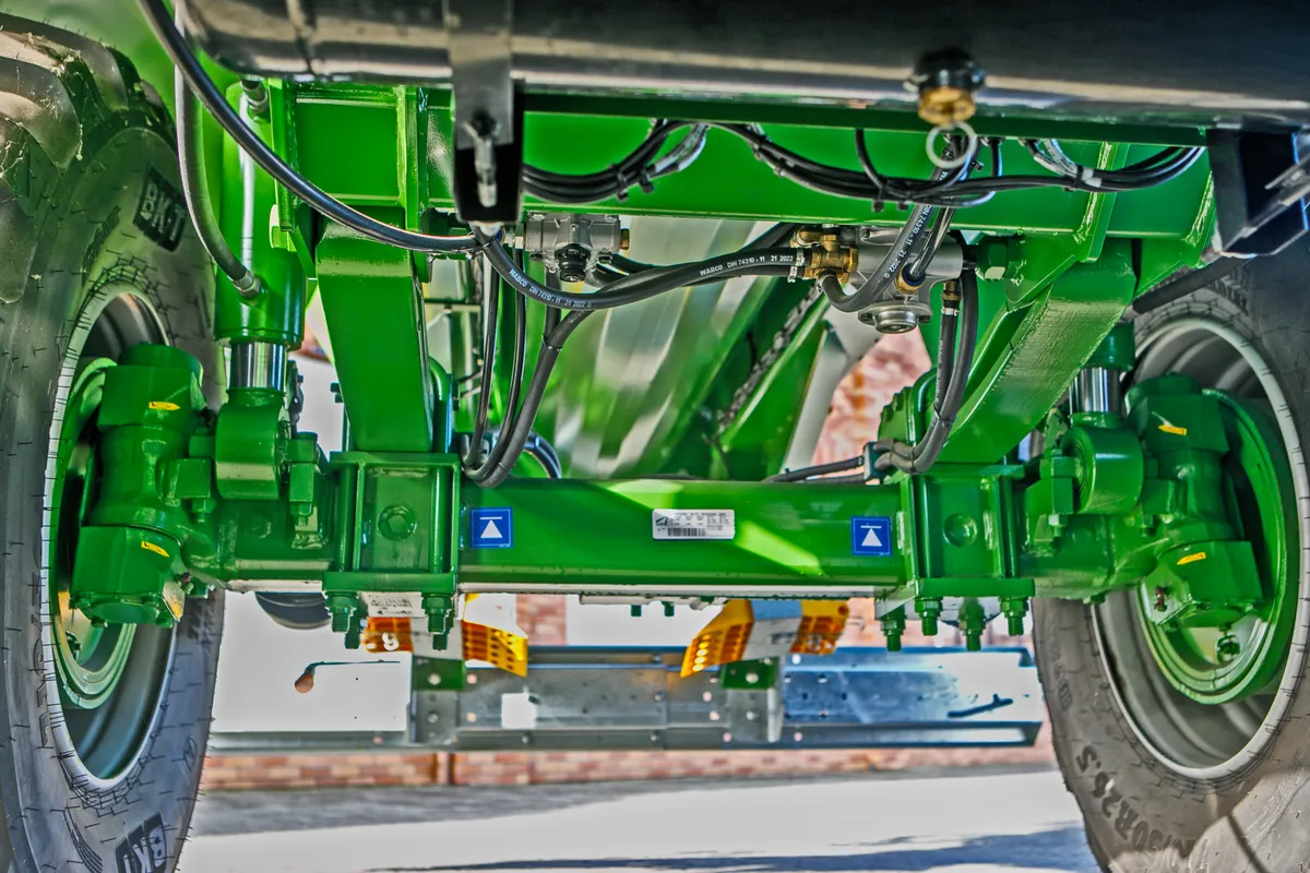 Zawieszenie resorowo-hydrauliczne Przyczepa przeładowcza Bergmann GTW 330 Plac firma Korbanek Przyczepa przeładowcza Bergmann GTW 330 Plac firma Korbanek