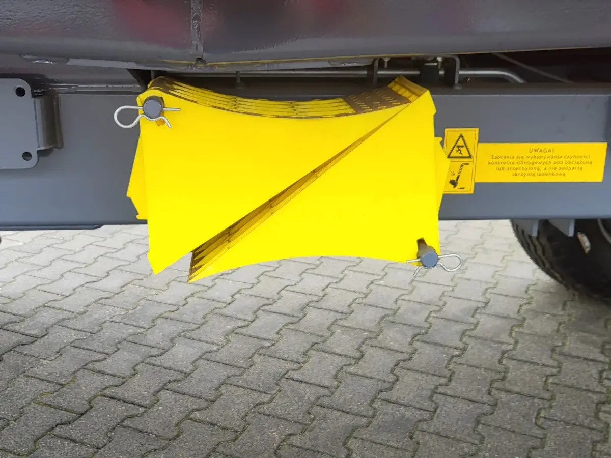 Kliny pod koła T710/1 przyczepa rolnicza Metal-Fach Zdjęcie klinów pod koła przyczepy rolniczej Metal-Fach typ T710/1 o ładowności 6000 kg
