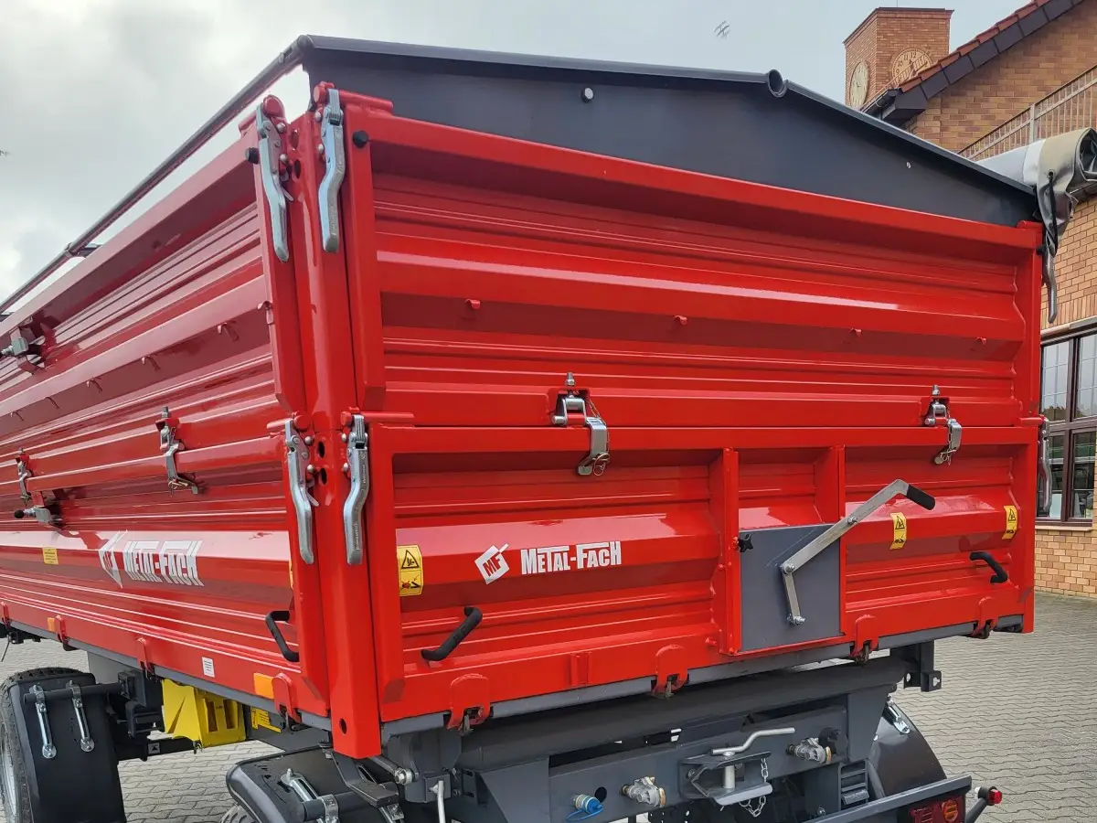 Tył wywrotki T711/1 firmy Metal-Fach T710/1 wywrotka rolnicza o ładowności 6 tyś kg, zdjęcie tyłu przyczepy