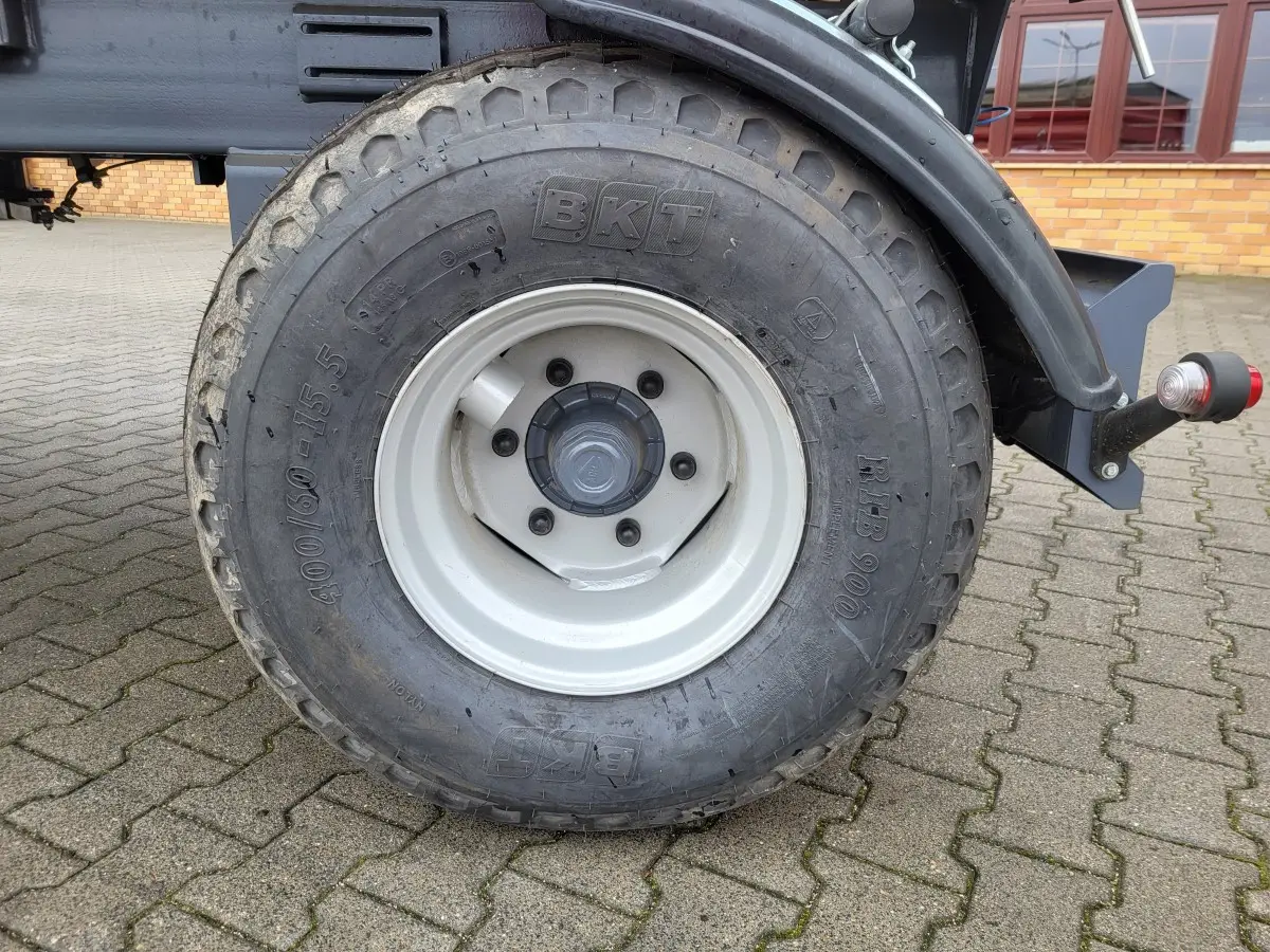 Opony - wywrotka rolnicza Metal-Fach Zdjęcie opon przyczepy rolniczej Metal-Fach typ T710/1 o ładowności 6000 kg