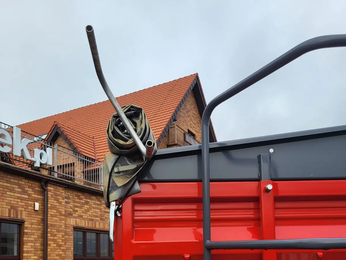 Plandeka zwijana T710/1 wywrotka rolnicza Metal-Fach Przyczepa rolnicza Metal-Fach typ T710/1 o ładowności 6000 kg bogate wyposażenie, zdjęcie zwijanej plandeki