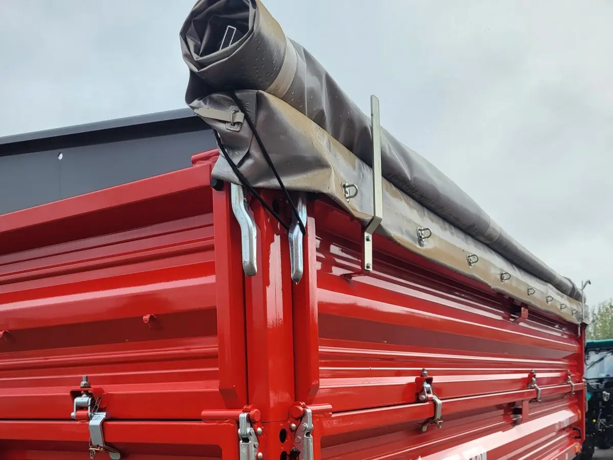 T710/1 przyczepa rolnicza o ładowności 6000 kg z plandeką Zdjęcie plandeki przyczepy rolniczej Metal-Fach typ T710/1 o ładowności 6000 kg