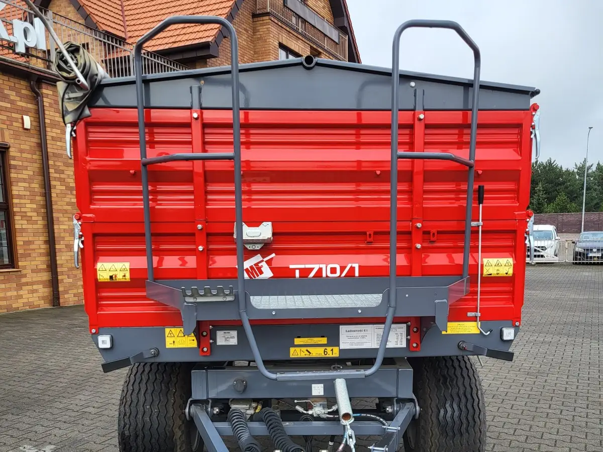 Podest roboczy T710/1 wywrotka rolnicza Metal-Fach Wywrotka rolnicza Metal-Fach typ T710/1 o ładowności 6 ton, zdjęcie podestu przyczepy