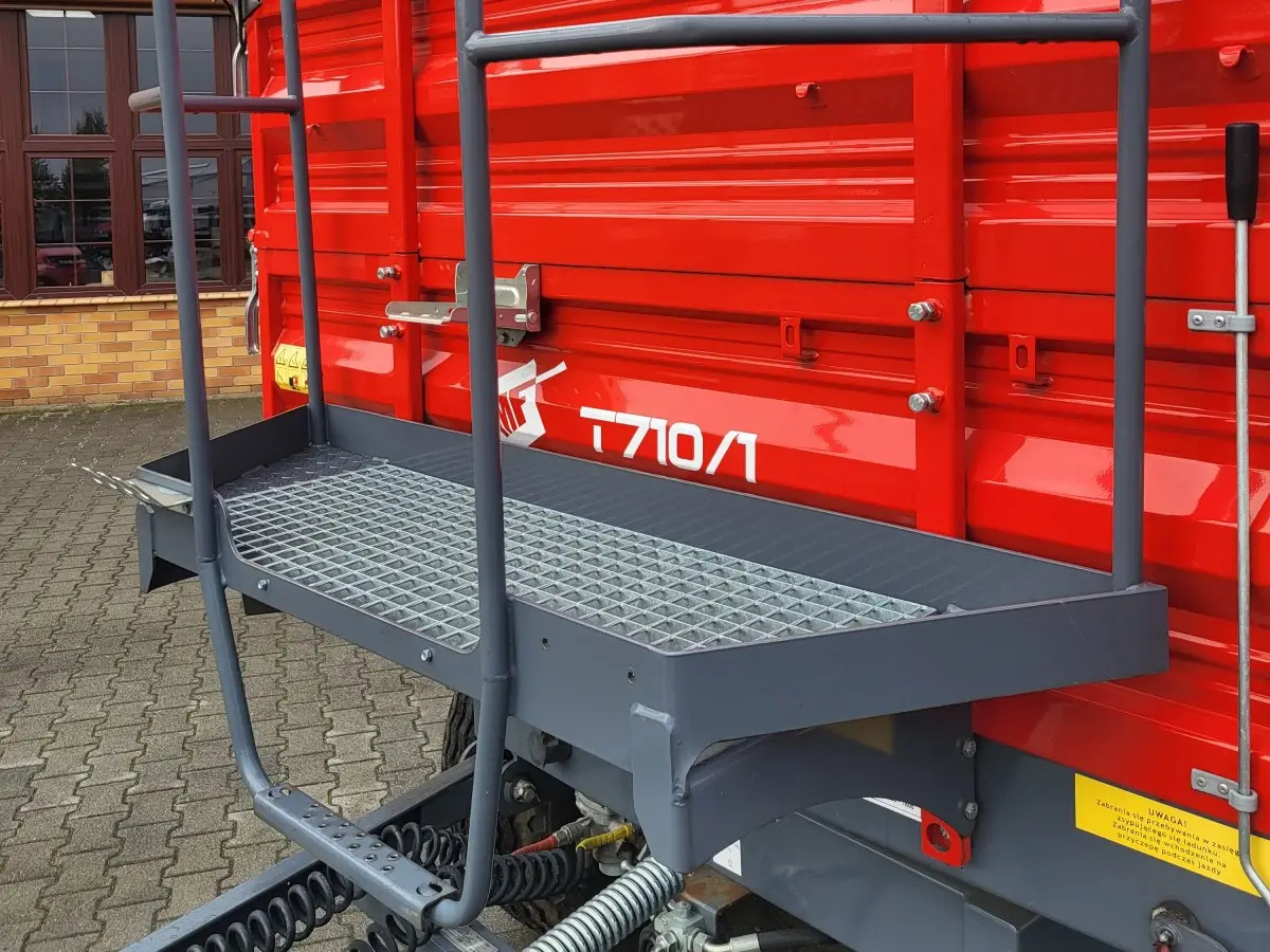 Wywrotka rolnicza Metal-Fach typ T710/1 - podest Wywrotka rolnicza Metal-Fach typ T710/1 o ładowności 6 ton bogate wyposażenie, zdjęcie podestu