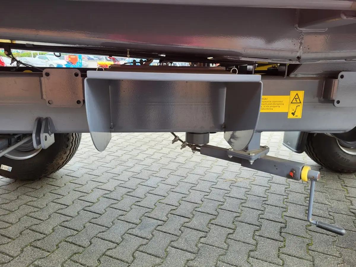 Rynna wysypowa T710/1 przyczepa rolnicza Metal-Fach Zdjęcie rynny wysypowej przyczepy rolniczej Metal-Fach typ T710/1 o ładowności 6000 kg