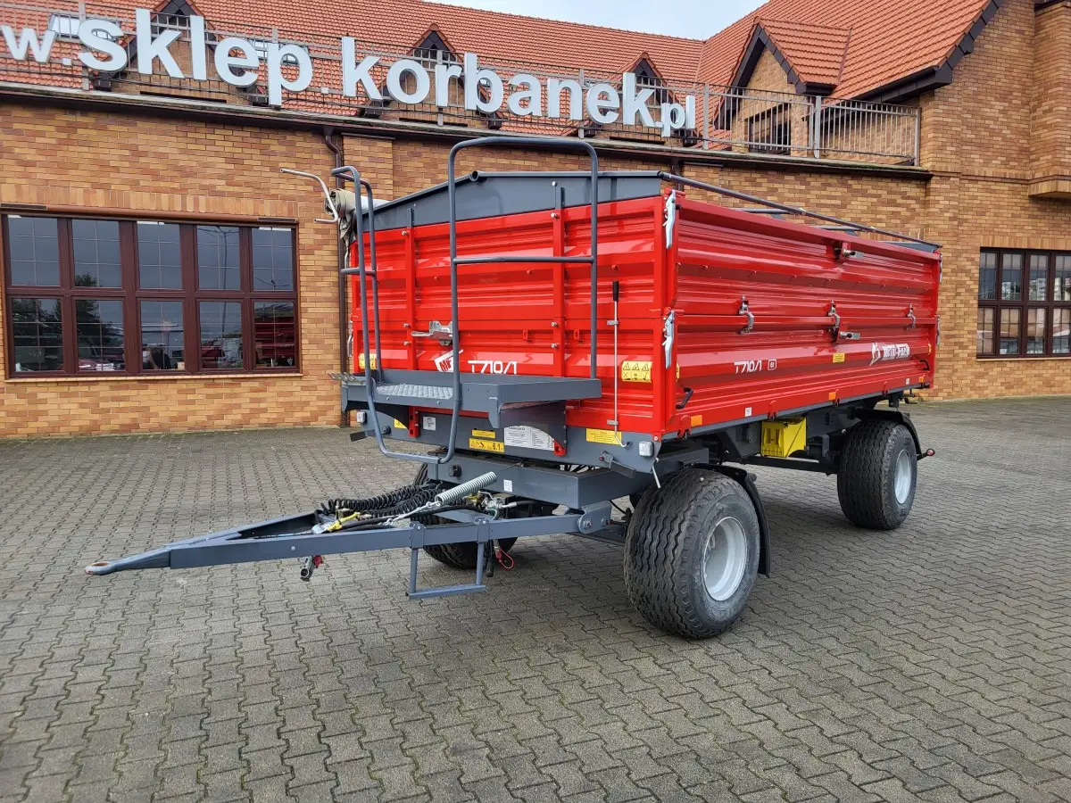 Przyczepa rolnicza Metal-Fach typ T710/1 o ładowności 6.000 kg Przyczepa rolnicza Metal-Fach typ T710/1 o ładowności 6000 kg bogate wyposażenie, zdjęcie boku przyczepy