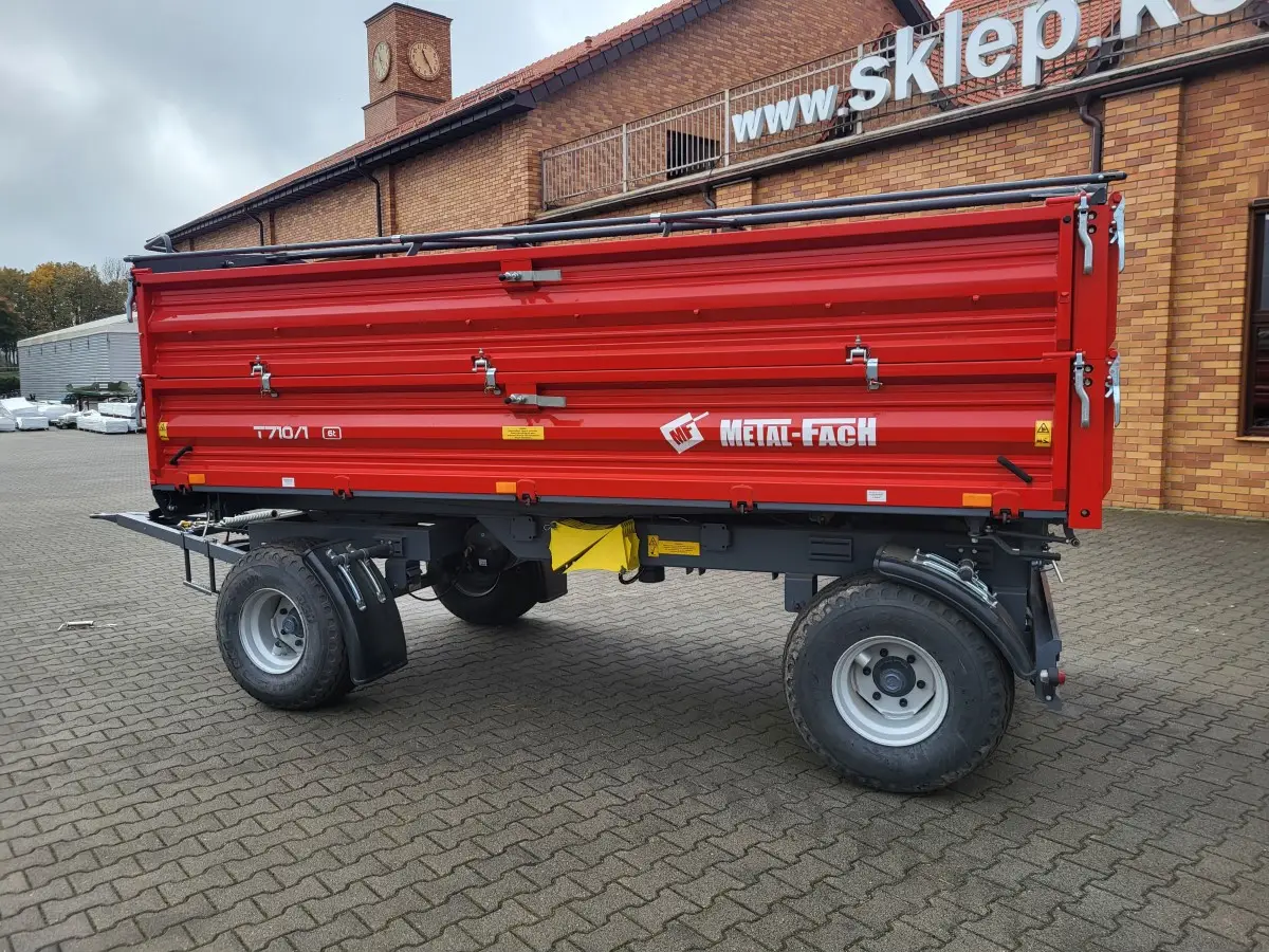Wywrotka rolnicza Metal-Fach typ T710/1 o ładowności 6 ton Wywrotka rolnicza Metal-Fach typ T710/1 o ładowności 6 ton bogate wyposażenie, zdjęcie boku przyczepy