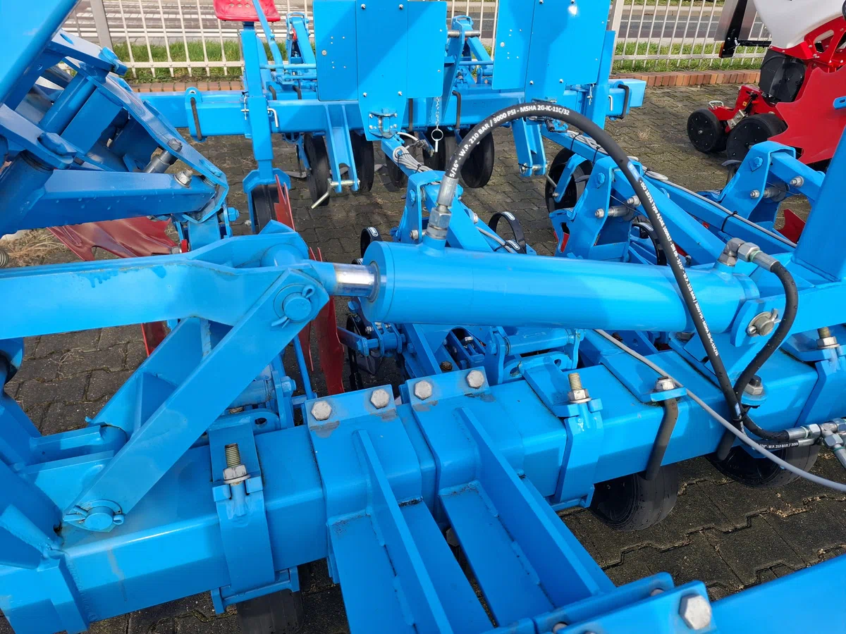 Siłownik od hydraulicznego składania ramy pielnika Siłownik od hydraulicznego składania ramy pielnika