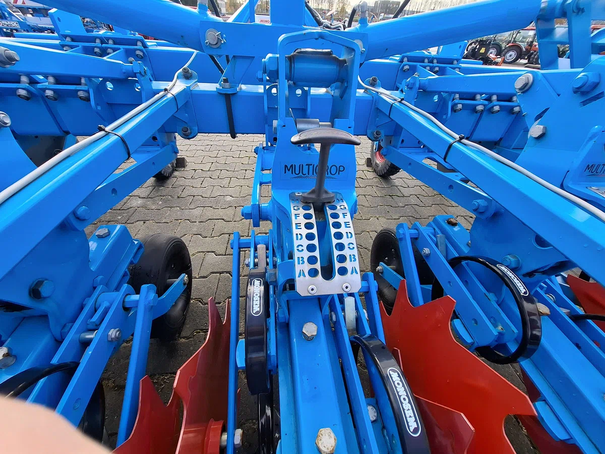 Układ regulacji głębokości roboczej sekcji pielącej Układ regulacji głębokości roboczej sekcji pielącej