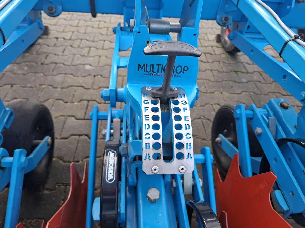 Skala z podziałką - Układ regulacji głębokości roboczej sekcji pielącej Skala z podziałką - Układ regulacji głębokości roboczej sekcji pielącej