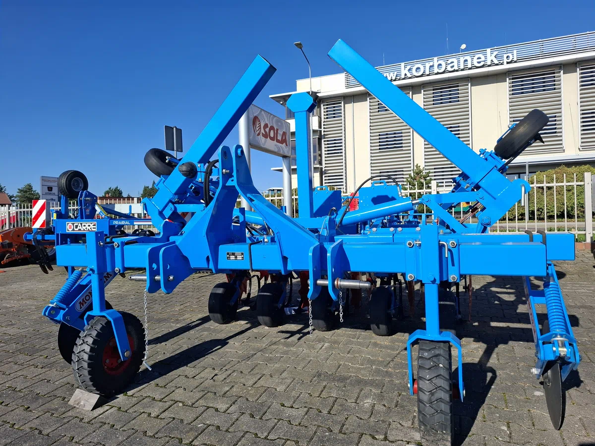 Pielnik Monosem na ramie składanej hydraulicznie - pozycja transportowa Pielnik Monosem na ramie składanej hydraulicznie - pozycja transportowa