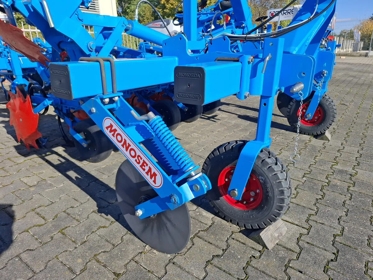 Krój talerzowy stabilizujący tor jazdy pielnika i koło podporowe Krój talerzowy stabilizujący tor jazdy pielnika i koło podporowe