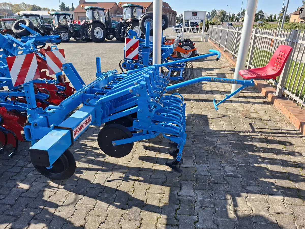 Pielnik do warzyw z układem prowadzenia
