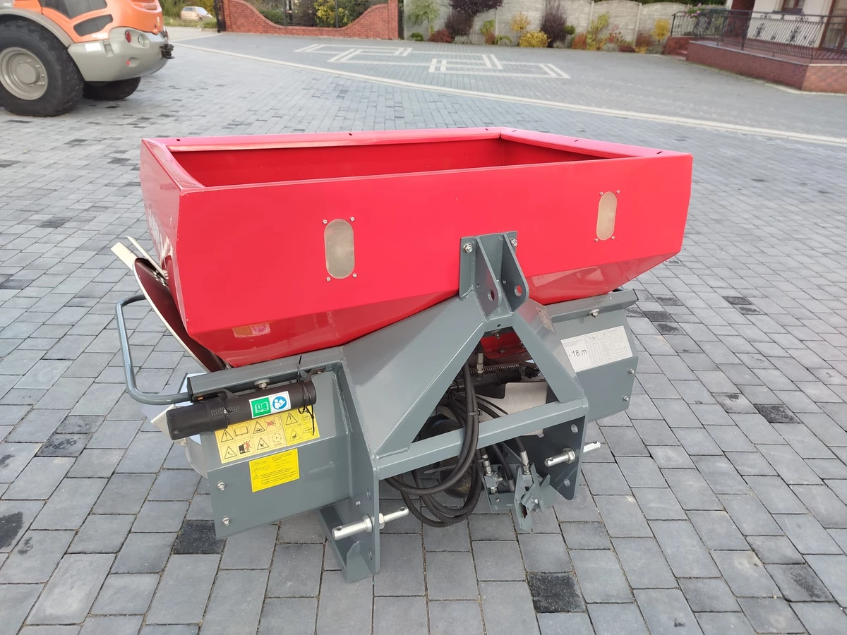 Rozsiewacz nawozu do sadu oraz pola unia Ms-Sad 400 firma Korbanek Rozsiewacz nawozu do sadu oraz pola unia Ms-Sad 400 firma Korbanek