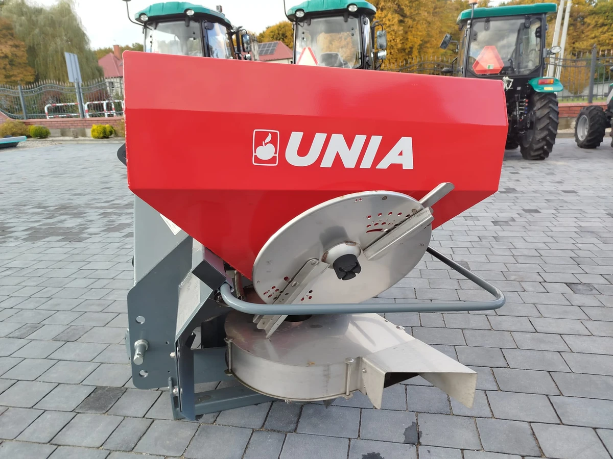 Rozsiewacz nawozu do sadu oraz pola unia Ms-Sad 400 firma Korbanek Rozsiewacz nawozu do sadu oraz pola unia Ms-Sad 400 firma Korbanek