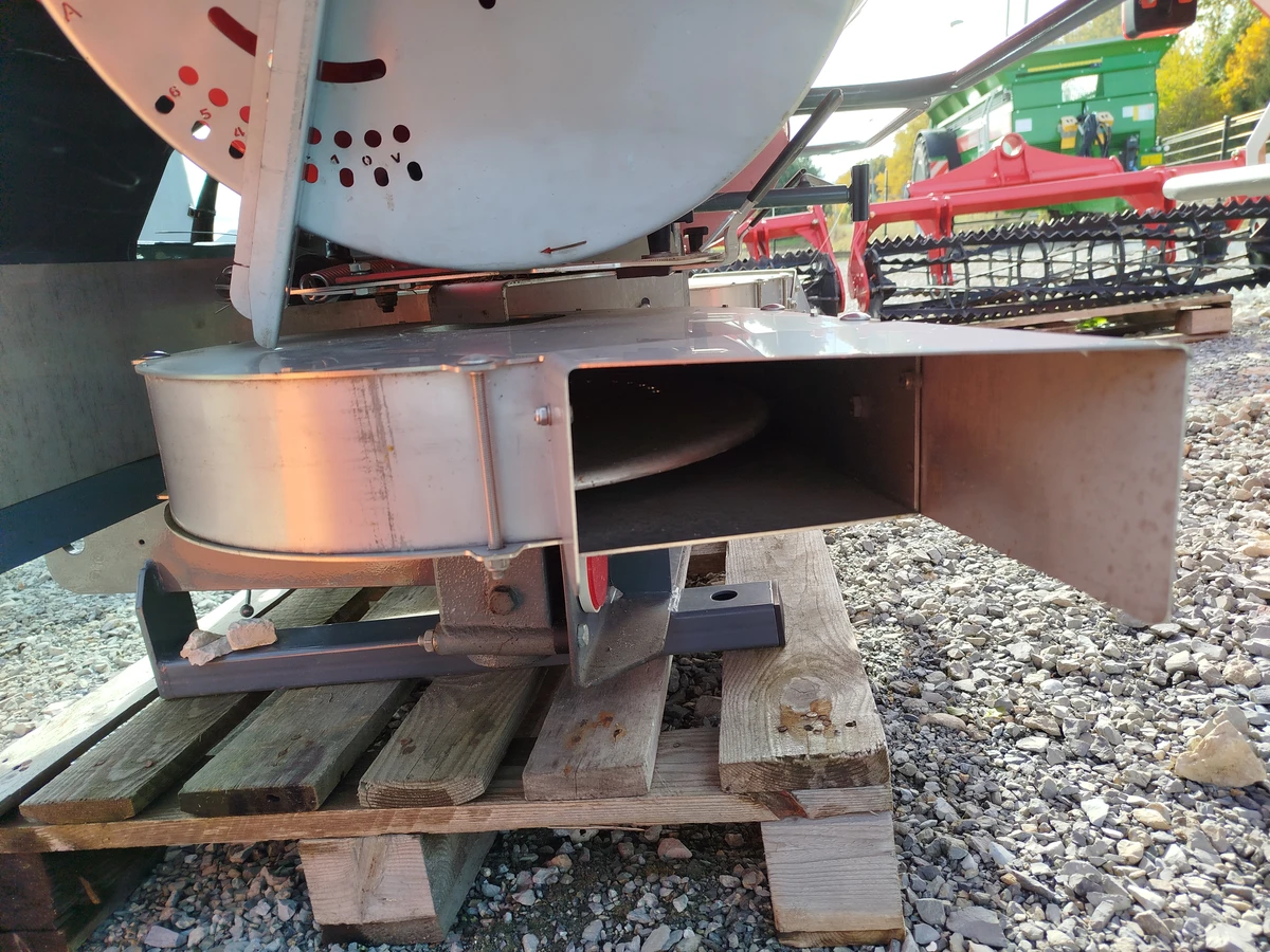 Rozsiewacz nawozu do sadu oraz pola unia Ms-Sad 400 firma Korbanek Rozsiewacz nawozu do sadu oraz pola unia Ms-Sad 400 firma Korbanek