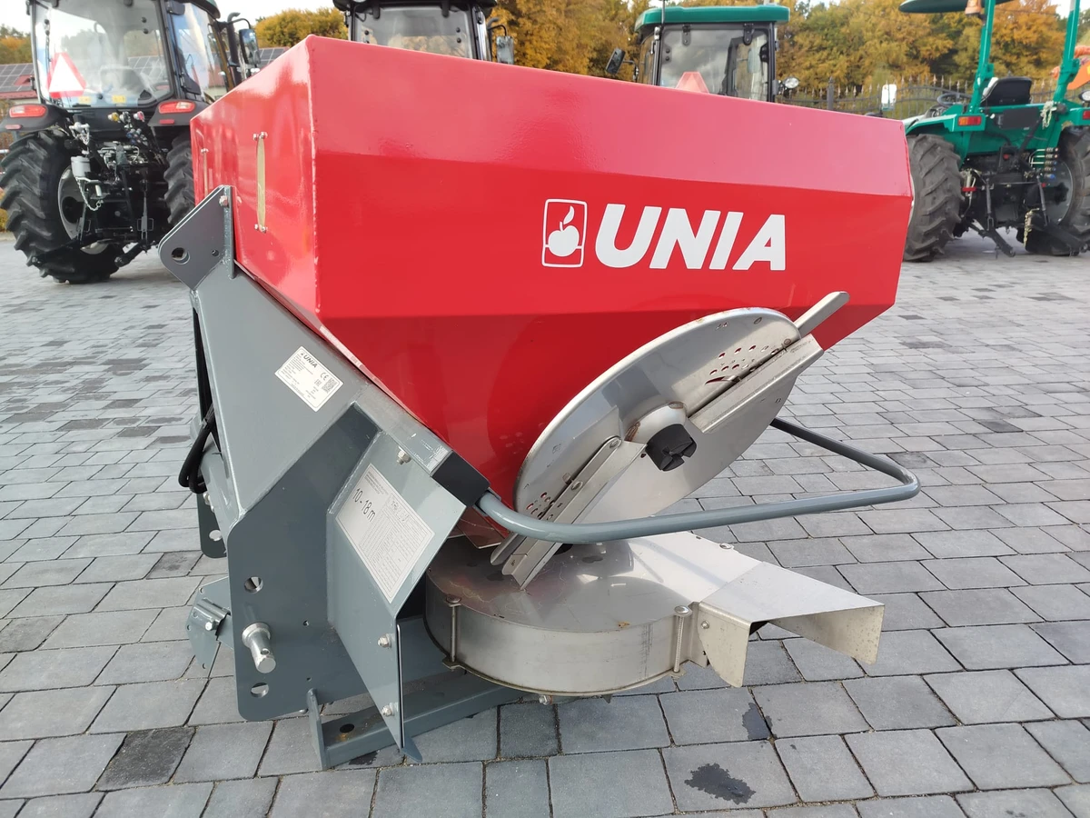 Rozsiewacz nawozu do sadu oraz pola unia Ms-Sad 400 firma Korbanek Rozsiewacz nawozu do sadu oraz pola unia Ms-Sad 400 firma Korbanek