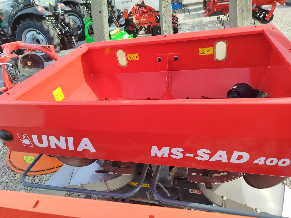 Rozsiewacz nawozu do sadu oraz pola unia Ms-Sad 400 firma Korbanek Rozsiewacz nawozu do sadu oraz pola unia Ms-Sad 400 firma Korbanek