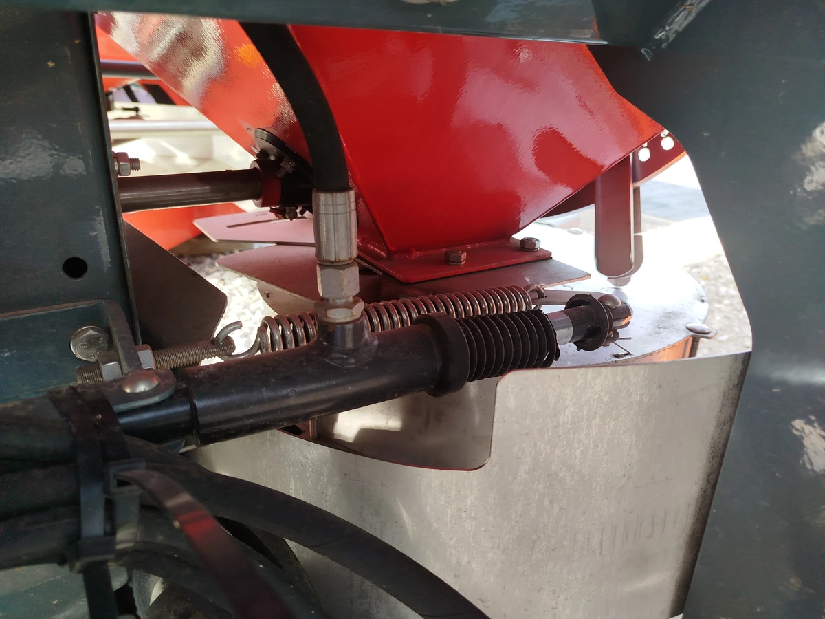 Rozsiewacz nawozu do sadu oraz pola unia Ms-Sad 400 firma Korbanek Rozsiewacz nawozu do sadu oraz pola unia Ms-Sad 400 firma Korbanek