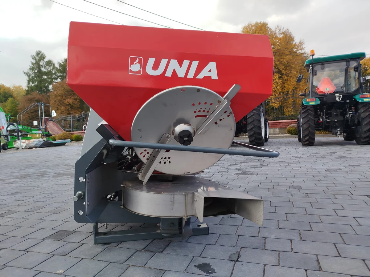 Rozsiewacz nawozu do sadu oraz pola unia Ms-Sad 400 firma Korbanek Rozsiewacz nawozu do sadu oraz pola unia Ms-Sad 400 firma Korbanek