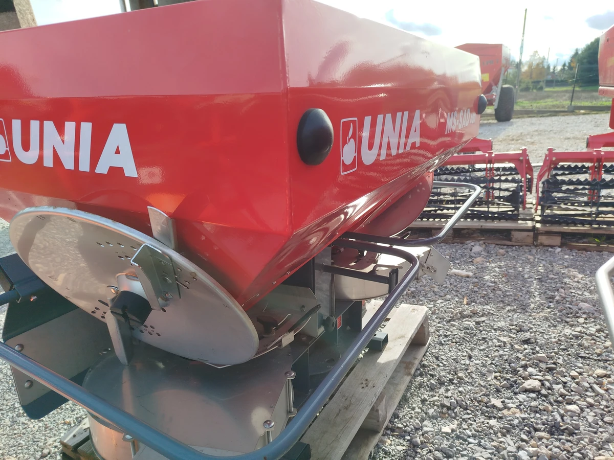 Rozsiewacz nawozu do sadu oraz pola unia Ms-Sad 400 firma Korbanek Rozsiewacz nawozu do sadu oraz pola unia Ms-Sad 400 firma Korbanek