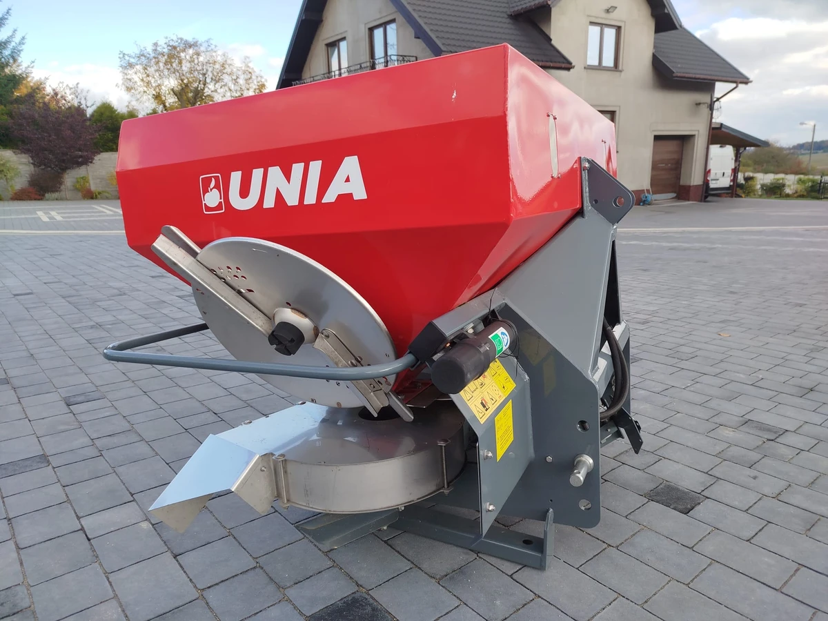 Rozsiewacz nawozu do sadu oraz pola unia Ms-Sad 400 firma Korbanek Rozsiewacz nawozu do sadu oraz pola unia Ms-Sad 400 firma Korbanek