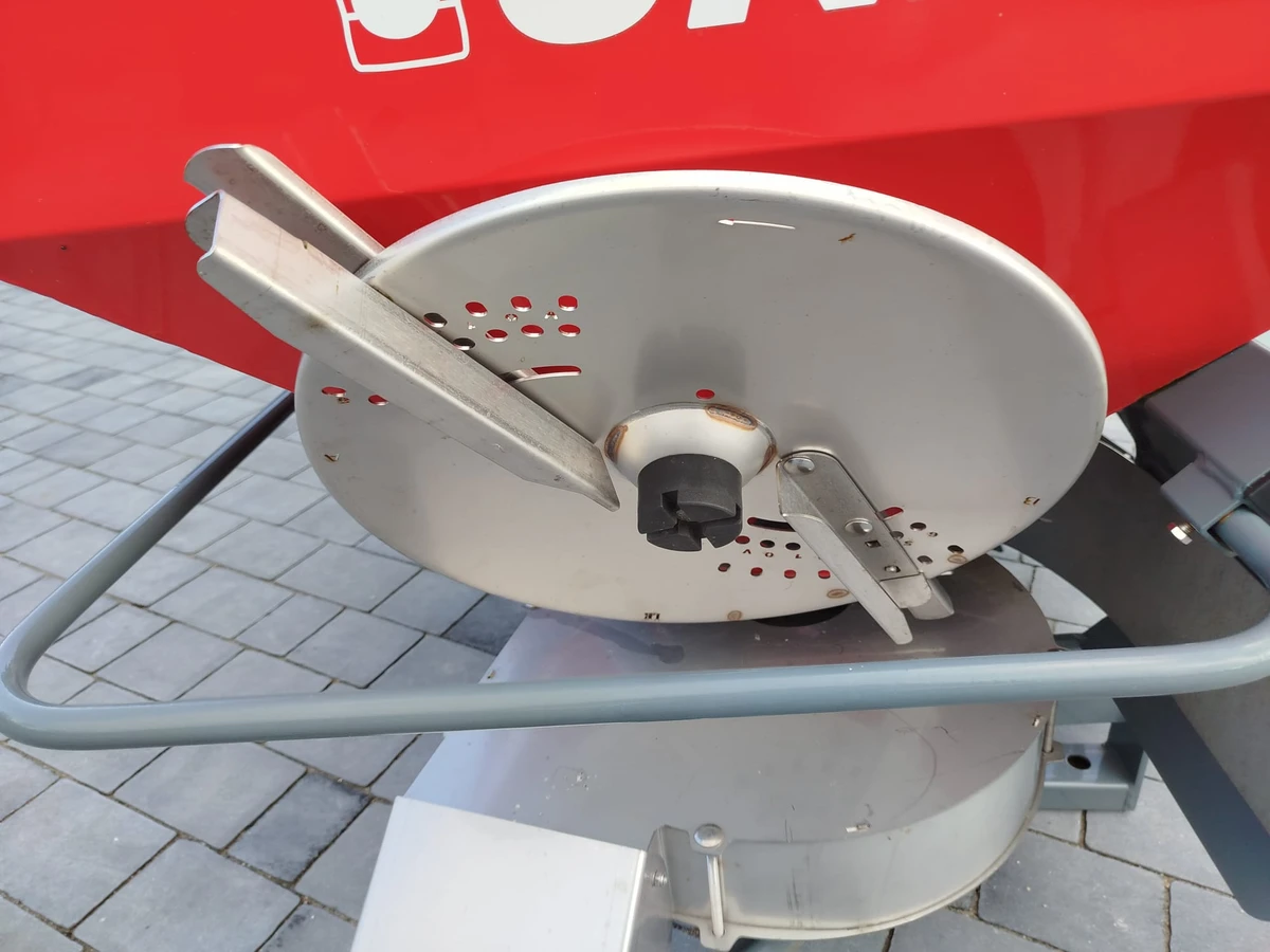 Rozsiewacz nawozu do sadu oraz pola unia Ms-Sad 400 firma Korbanek Rozsiewacz nawozu do sadu oraz pola unia Ms-Sad 400 firma Korbanek