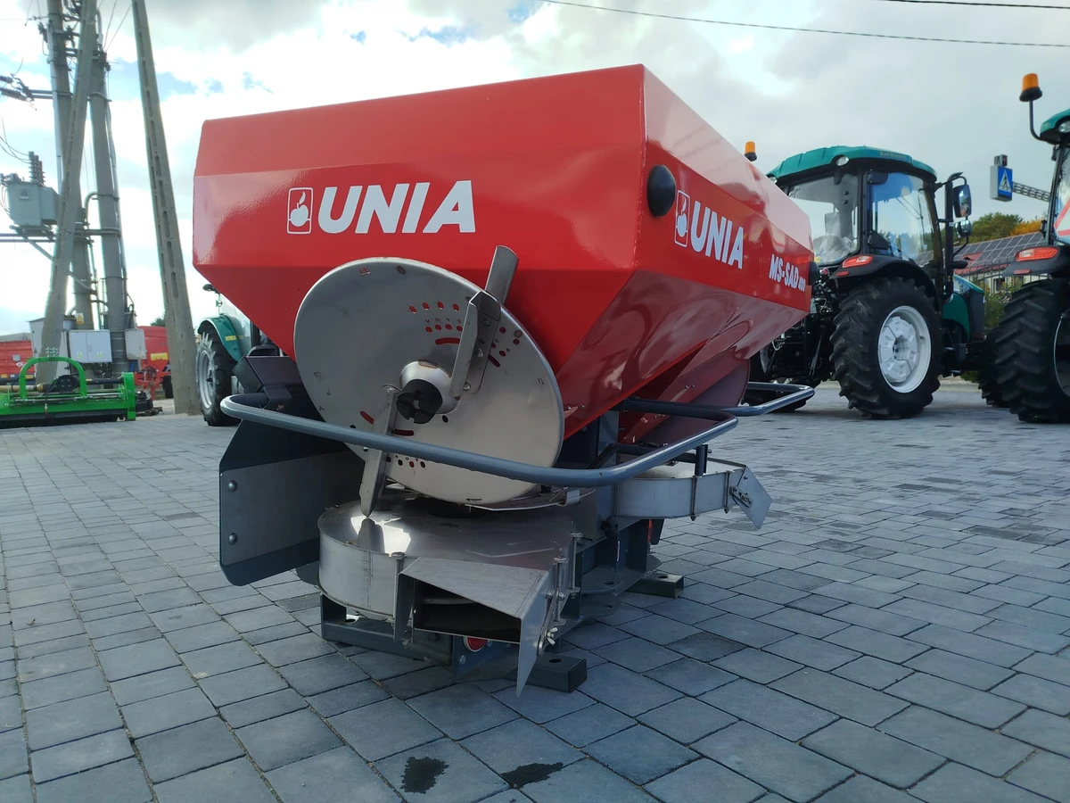 Rozsiewacz nawozu do sadu oraz pola unia Ms-Sad 400 firma Korbanek Rozsiewacz nawozu do sadu oraz pola unia Ms-Sad 400 firma Korbanek