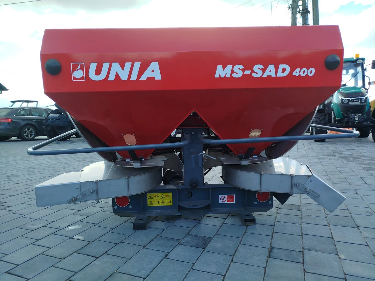 Rozsiewacz nawozu do sadu oraz pola unia Ms-Sad 400 firma Korbanek Rozsiewacz nawozu do sadu oraz pola unia Ms-Sad 400 firma Korbanek