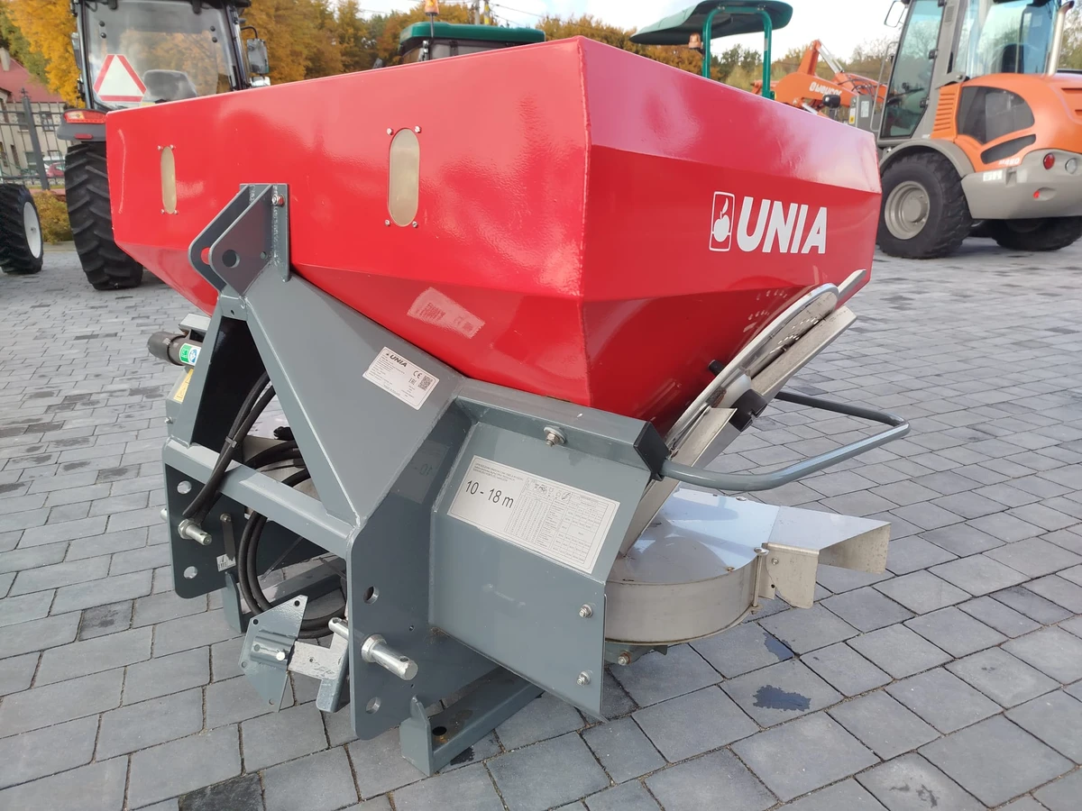 Rozsiewacz nawozu do sadu oraz pola unia Ms-Sad 400 firma Korbanek Rozsiewacz nawozu do sadu oraz pola unia Ms-Sad 400 firma Korbanek