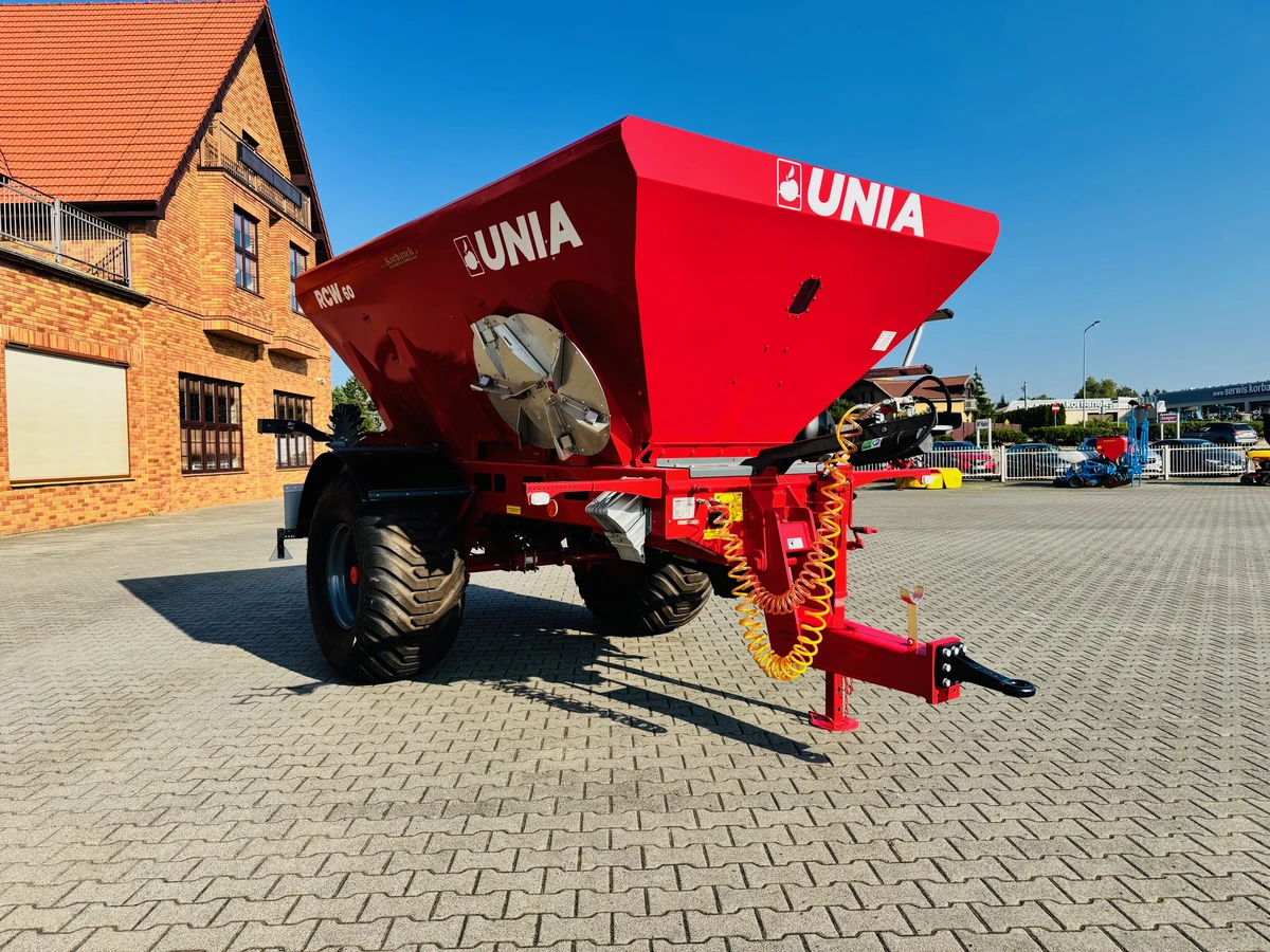 Prawy przód Rozsiewacz uniwersalny do nawozu i wapna Unia RCW 60 Plac firma Korbanek Rozsiewacz uniwersalny do nawozu i wapna Unia RCW 60 Plac firma Korbanek