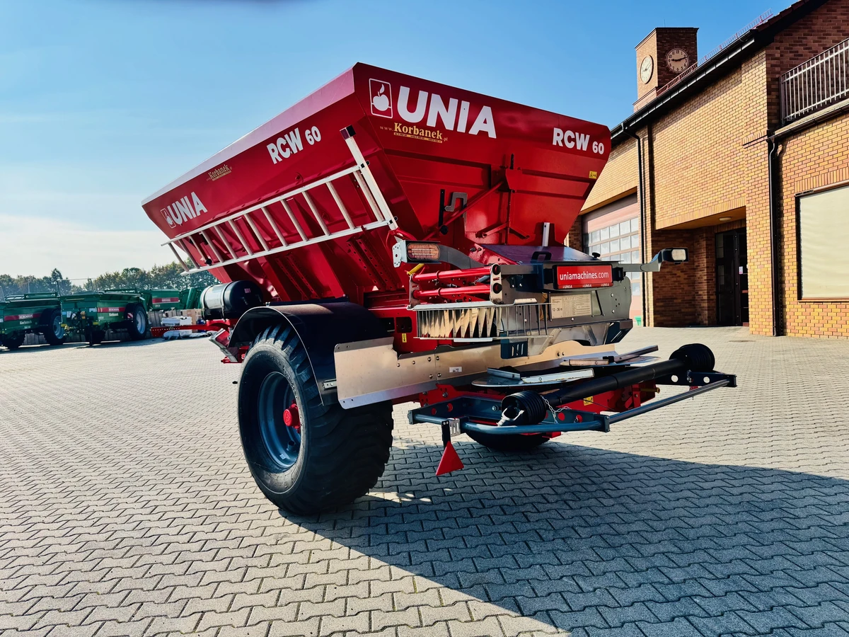 Lewy tył Rozsiewacz uniwersalny do nawozu i wapna Unia RCW 60 Plac firma Korbanek Rozsiewacz uniwersalny do nawozu i wapna Unia RCW 60 Plac firma Korbanek