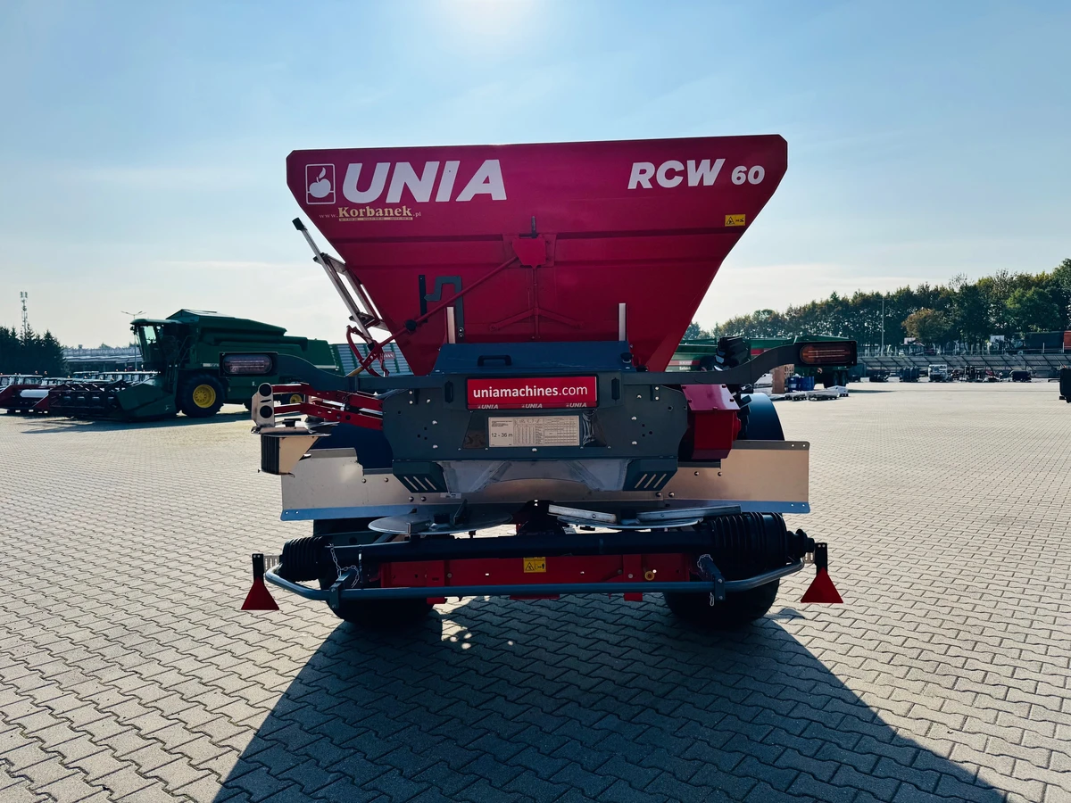 Tylna strona Rozsiewacz uniwersalny do nawozu i wapna Unia RCW 60 Plac firma Korbanek Rozsiewacz uniwersalny do nawozu i wapna Unia RCW 60 Plac firma Korbanek
