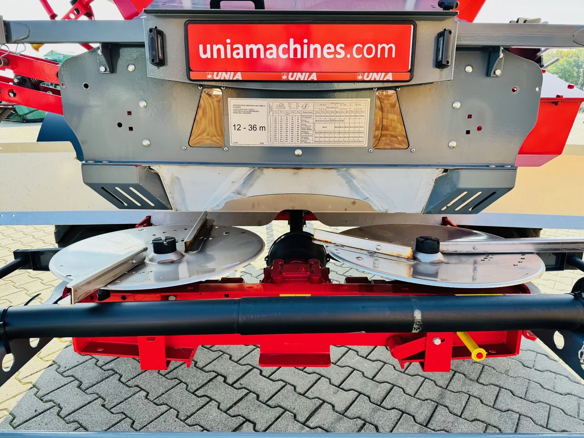 Układ nierdzewny Rozsiewacz uniwersalny do nawozu i wapna Unia RCW 60 Plac firma Korbanek Rozsiewacz uniwersalny do nawozu i wapna Unia RCW 60 Plac firma Korbanek