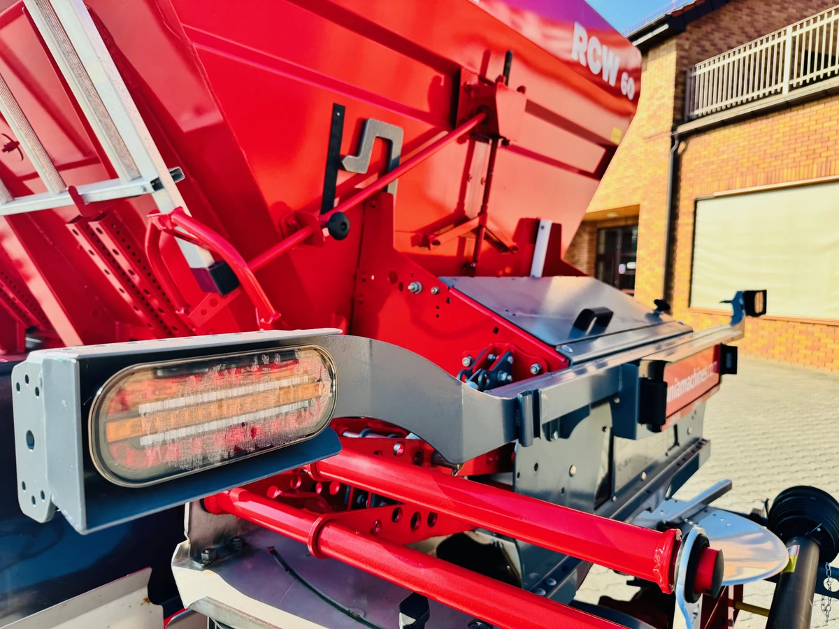 Rozsiewacz uniwersalny do nawozu i wapna Unia RCW 60 Plac firma Korbanek Rozsiewacz uniwersalny do nawozu i wapna Unia RCW 60 Plac firma Korbanek