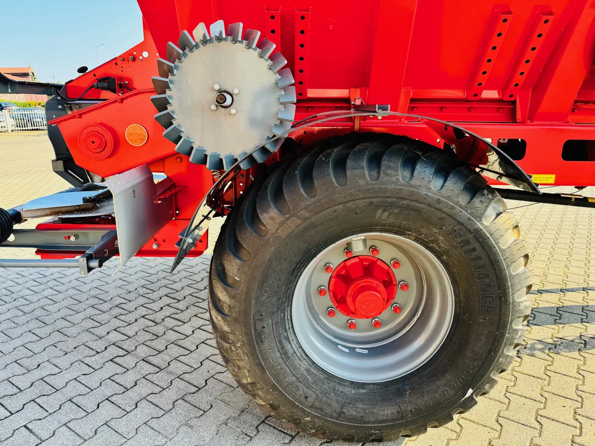 Szerokie kołą Rozsiewacz uniwersalny do nawozu i wapna Unia RCW 60 Plac firma Korbanek Rozsiewacz uniwersalny do nawozu i wapna Unia RCW 60 Plac firma Korbanek