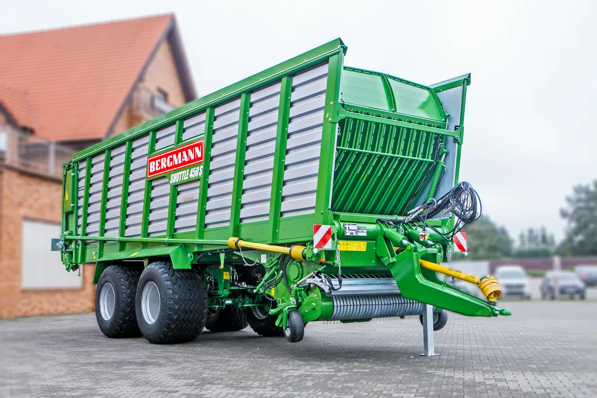 Przyczepa samozbierajaca do zielonek Bergmann Shuttle 450 S Duża pojemność Plac firma Korbanek Niemiecki producent Przyczepa samozbierajaca do zielonek Bergmann Shuttle 450 S Duża pojemność Plac firma Korbanek Niemiecki producent