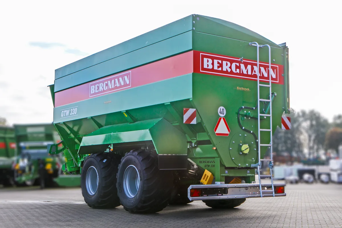 Lewy tył Przyczepa przeładowcza Bergmann GTW 330 Plac firma Korbanek Przyczepa przeładowcza Bergmann GTW 330 Plac firma Korbanek