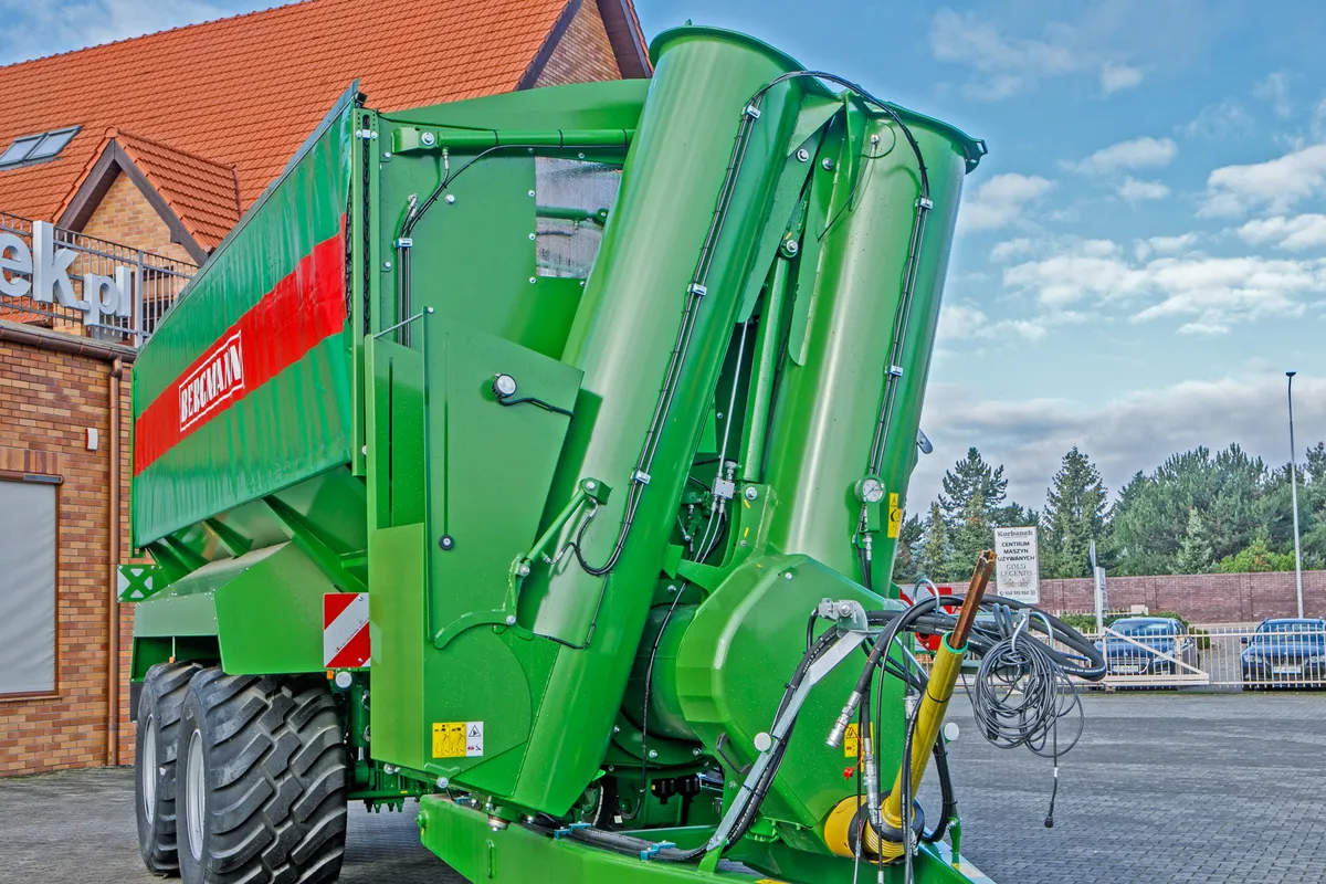 Rura Przyczepa przeładowcza Bergmann GTW 330 Plac firma Korbanek Przyczepa przeładowcza Bergmann GTW 330 Plac firma Korbanek