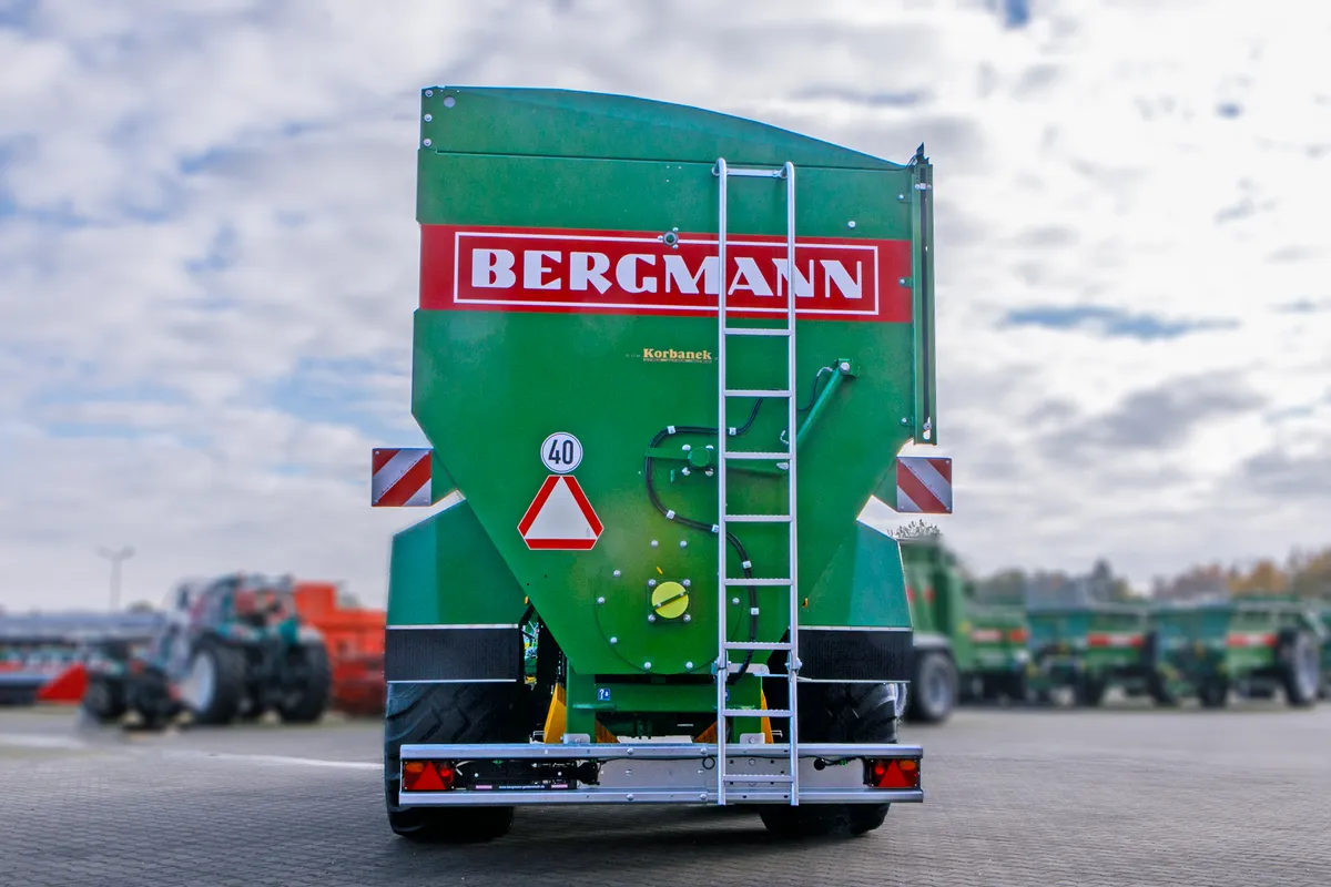 Tył maszyny Przyczepa przeładowcza Bergmann GTW 330 Plac firma Korbanek Przyczepa przeładowcza Bergmann GTW 330 Plac firma Korbanek