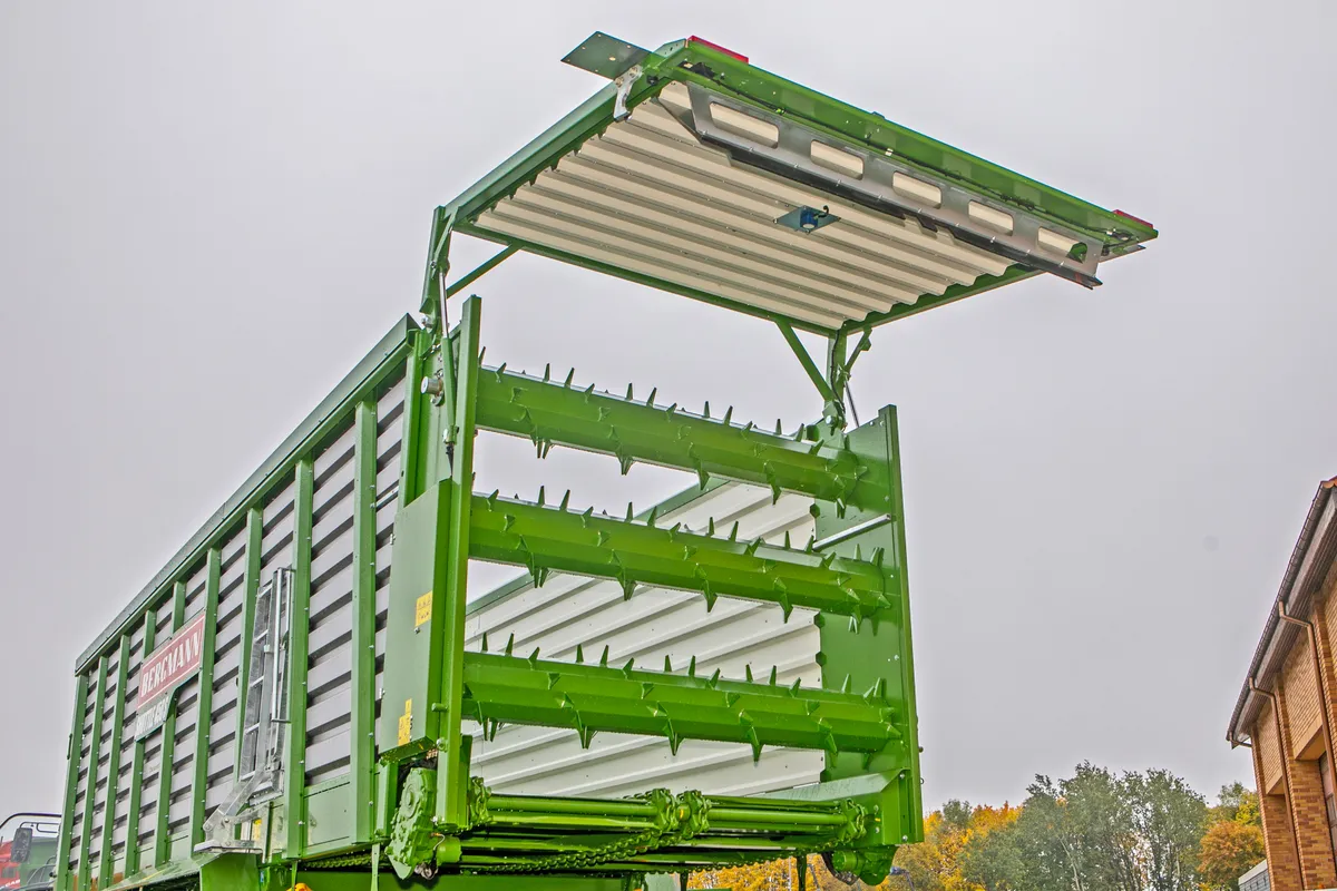 Przyczepa samozbierajaca do zielonek Bergmann Shuttle 450 S Duża pojemność Plac firma Korbanek Niemiecki producen Tylna klapa Przyczepa samozbierajaca do zielonek Bergmann Shuttle 450 S Duża pojemność Plac firma Korbanek Niemiecki producen