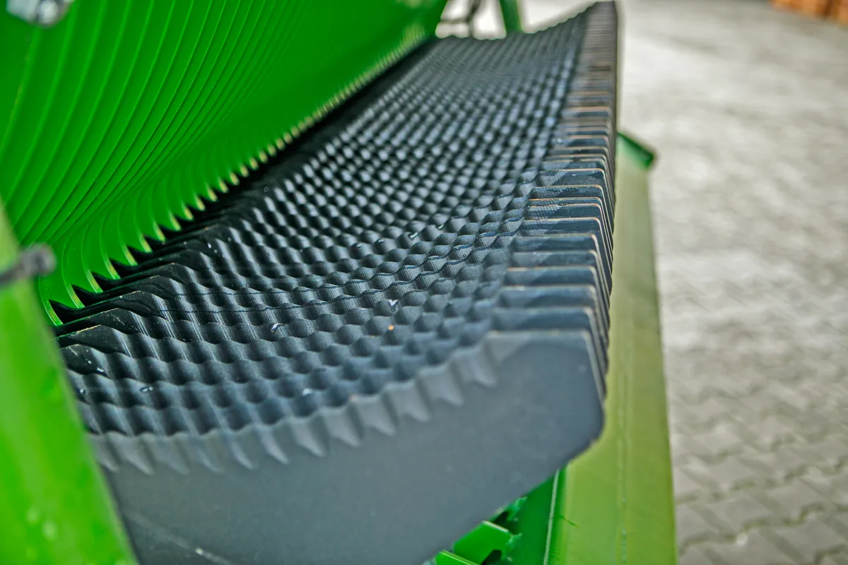 Przyczepa samozbierajaca do zielonek Bergmann Shuttle 450 S Duża pojemność Plac firma Korbanek Niemiecki producen Noże docinające Przyczepa samozbierajaca do zielonek Bergmann Shuttle 450 S Duża pojemność Plac firma Korbanek Niemiecki producen