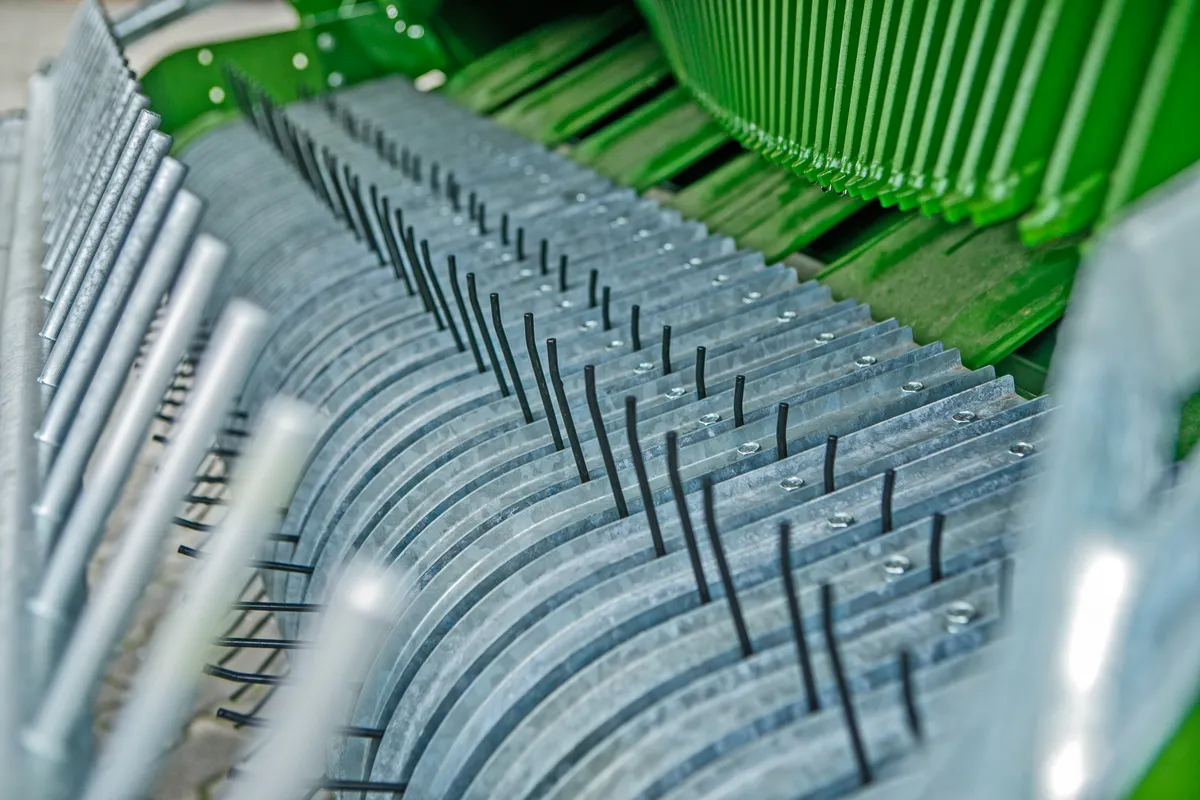 Przyczepa samozbierajaca do zielonek Bergmann Shuttle 450 S Duża pojemność Plac firma Korbanek Niemiecki producen Podbieracz 2,27 mPrzyczepa samozbierajaca do zielonek Bergmann Shuttle 450 S Duża pojemność Plac firma Korbanek Niemiecki producen